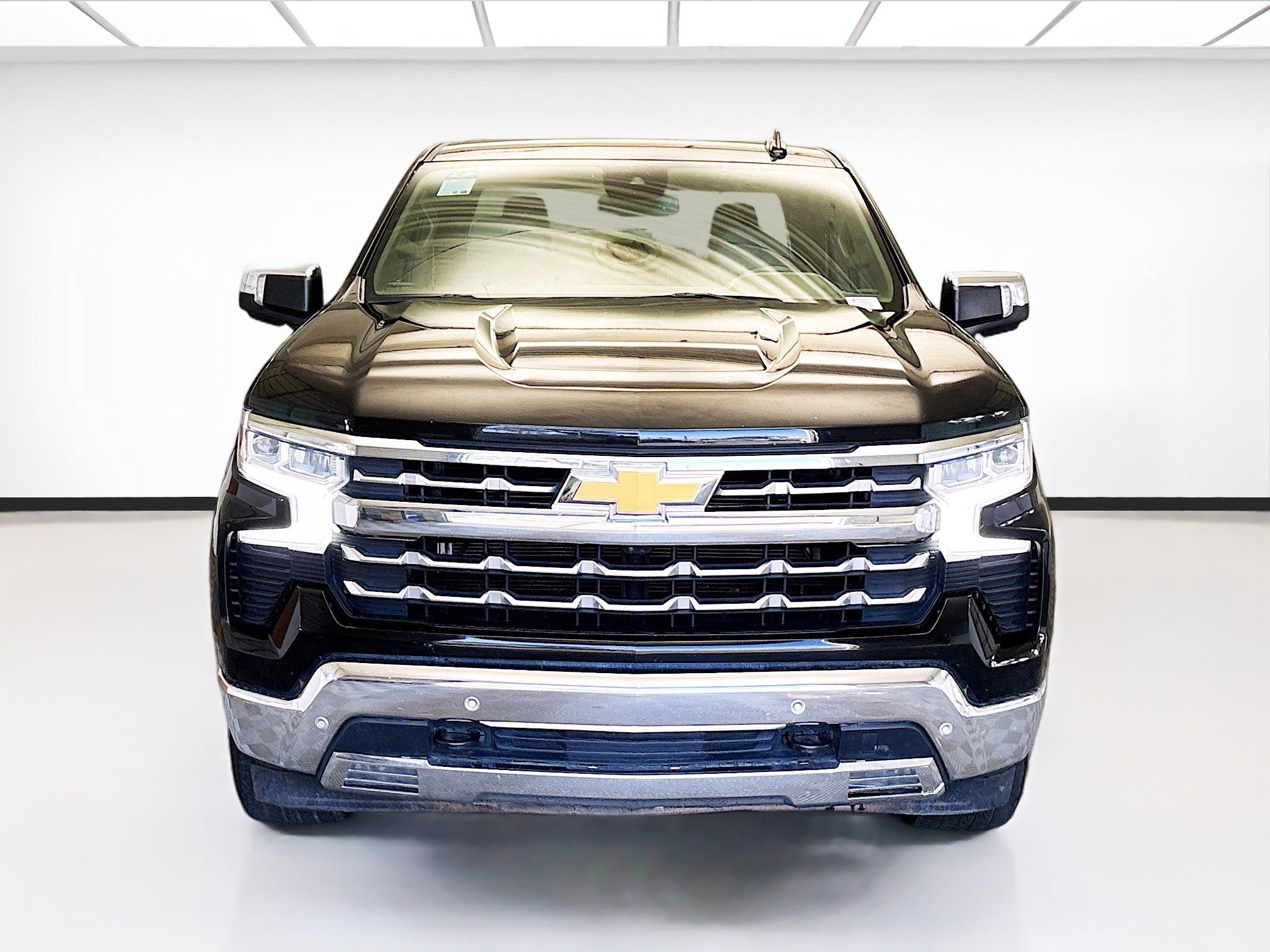 Used 2023 Chevrolet Silverado 1500 LTZ AWD/4WD image 2