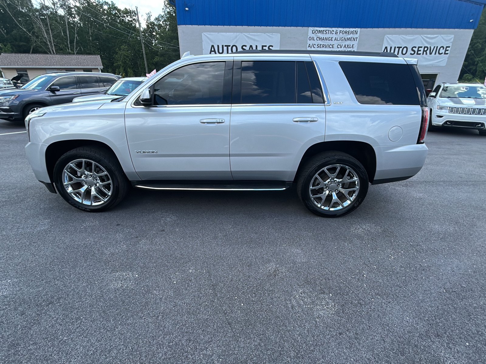 Used 2017 GMC Yukon SLT AWD/4WD image 2