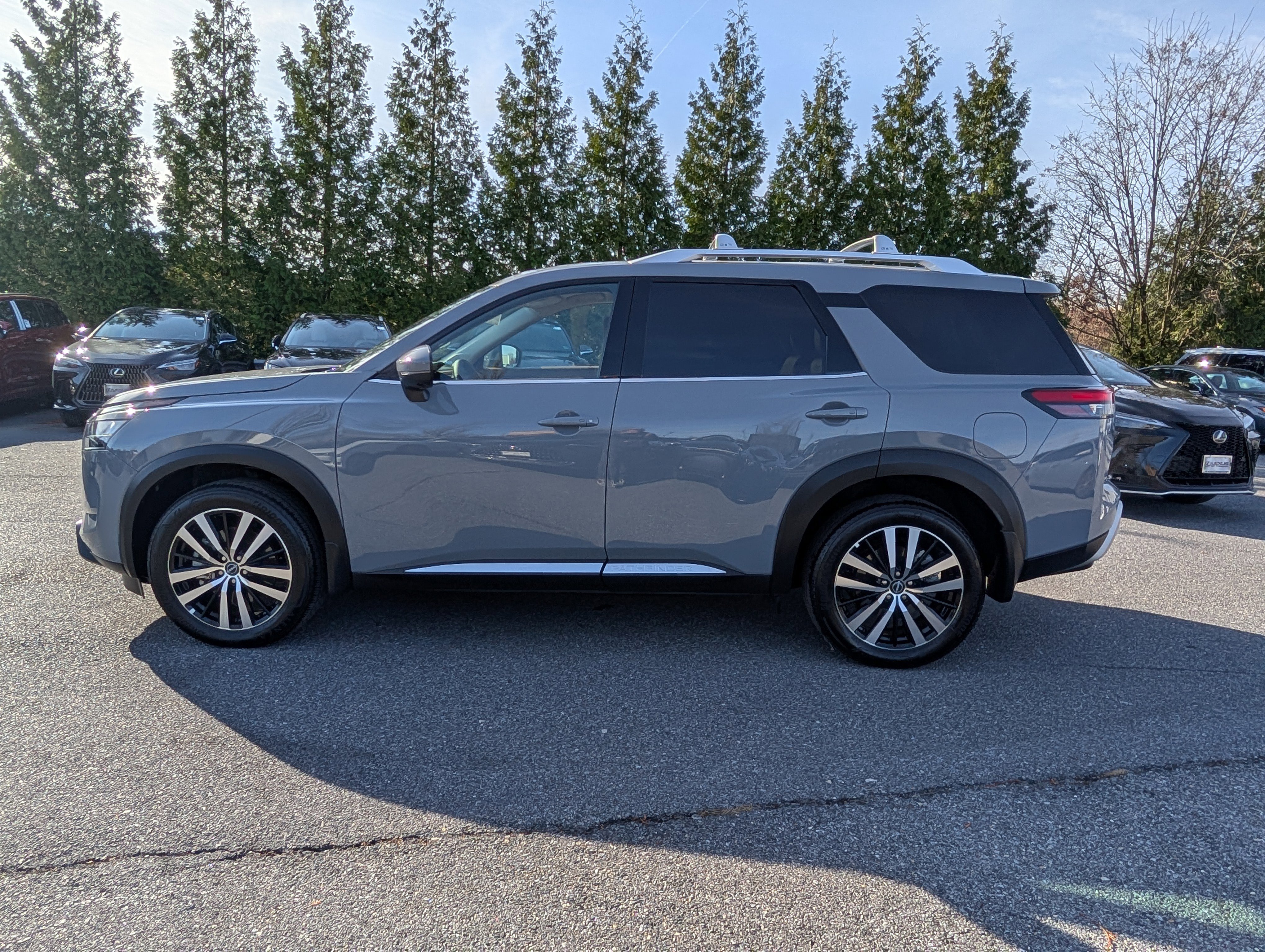 Used 2025 Nissan Pathfinder Platinum image 6
