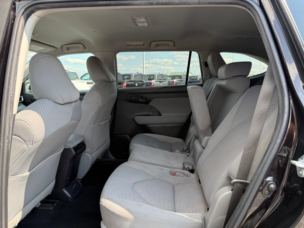 Used 2022 Toyota Highlander LE FWD image 19