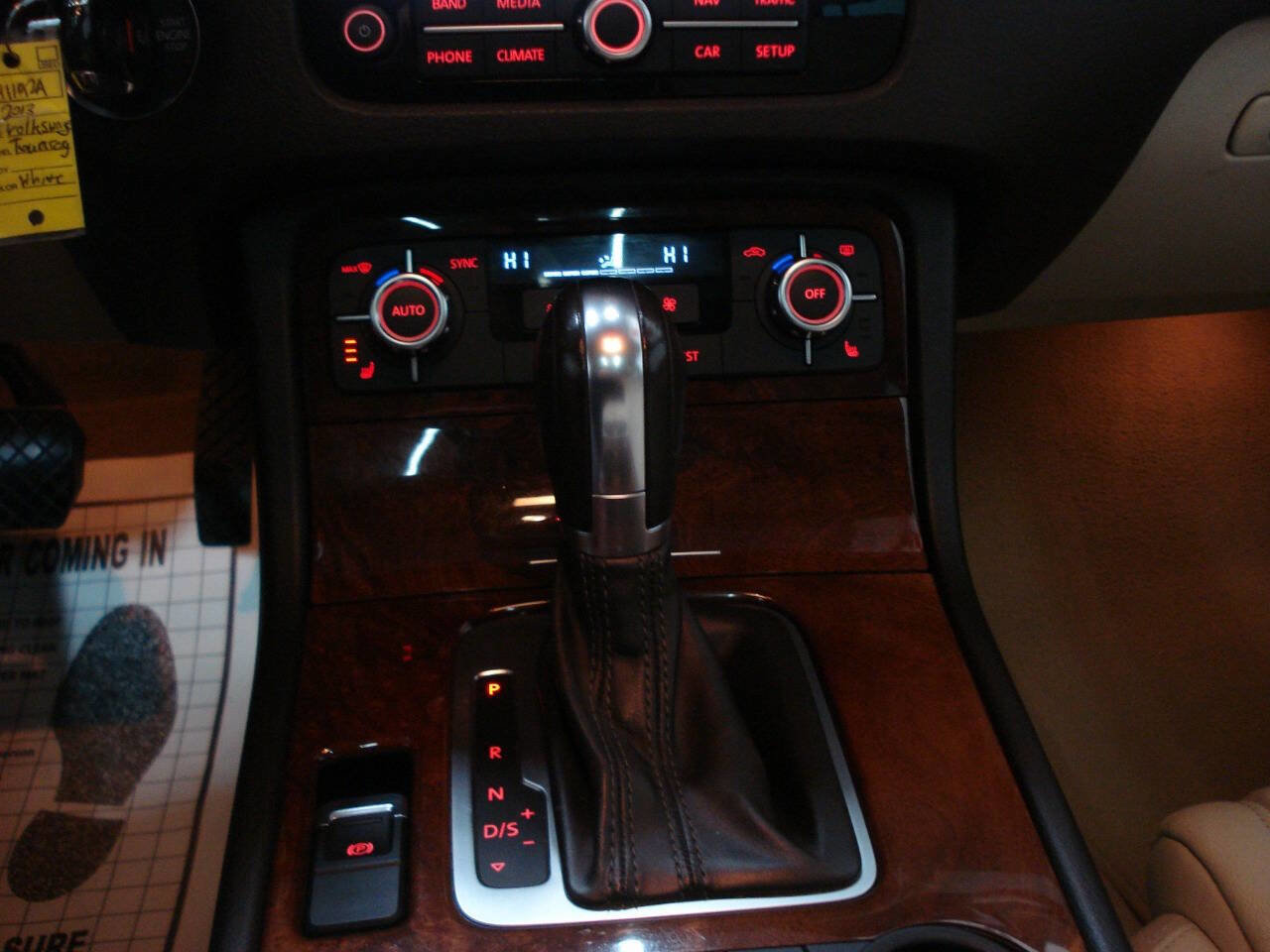 Used 2013 Volkswagen Touareg Sport image 27