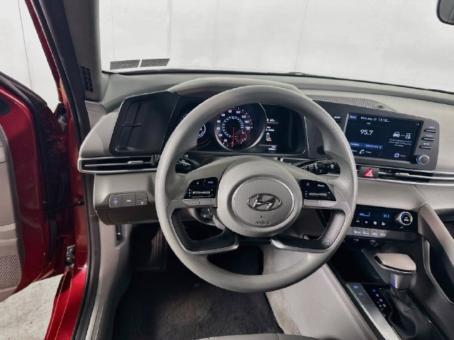 Certified 2021 Hyundai Elantra SEL FWD image 18