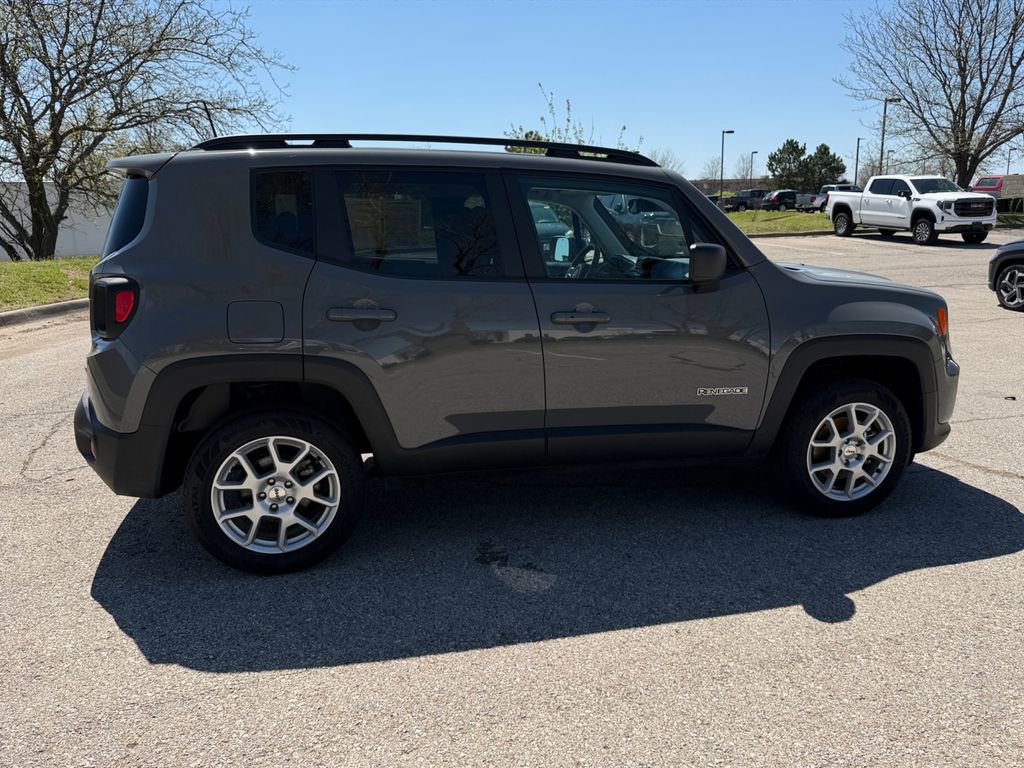 Used 2022 Jeep Renegade Latitude w/ Convenience Group AWD/4WD image 19