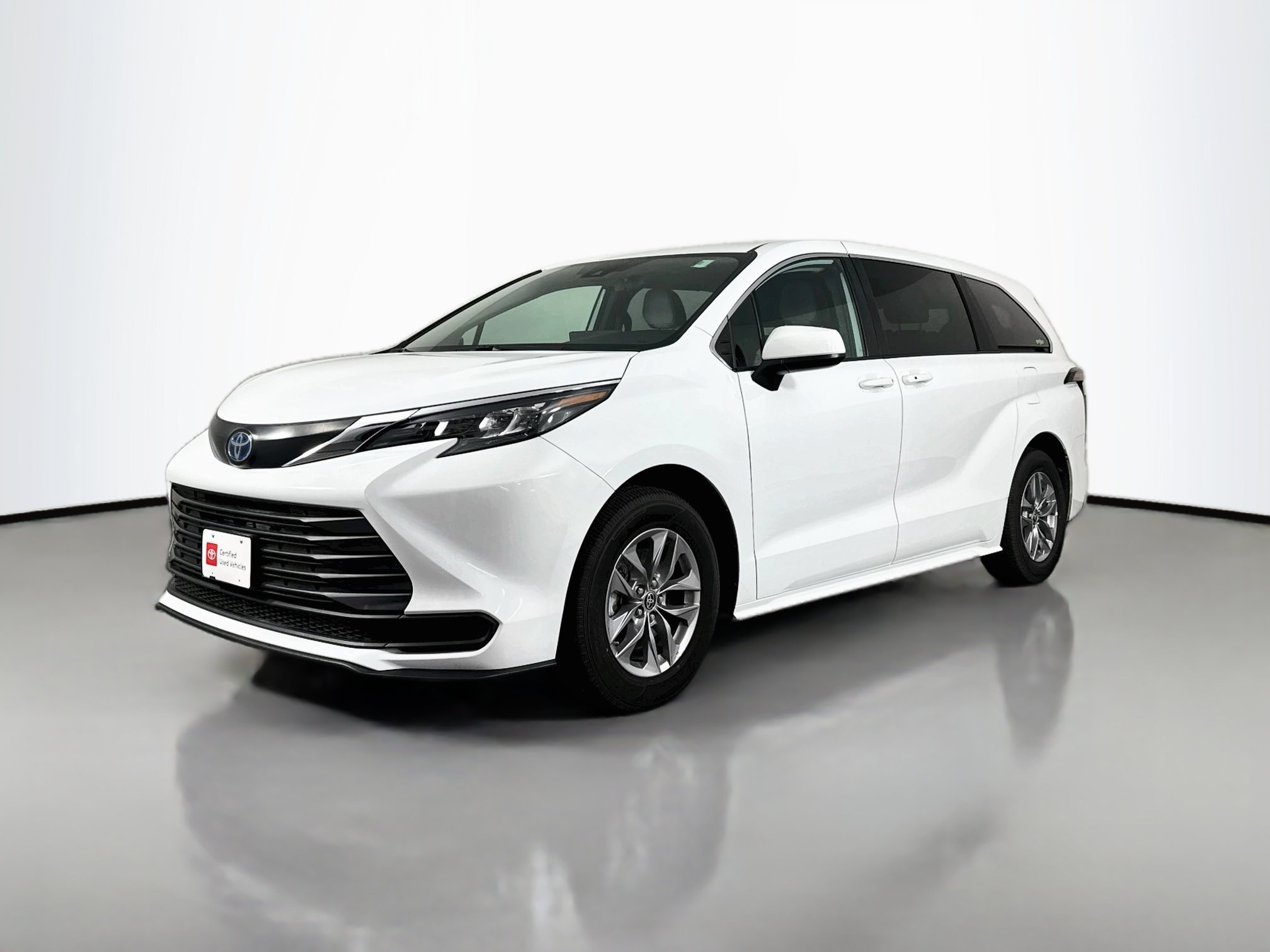 Certified 2025 Toyota Sienna LE FWD image 3