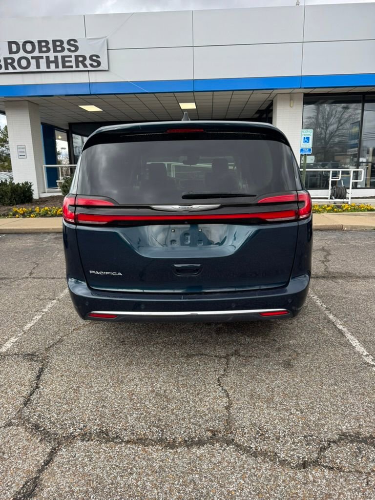 Used 2023 Chrysler Pacifica Touring-L image 5