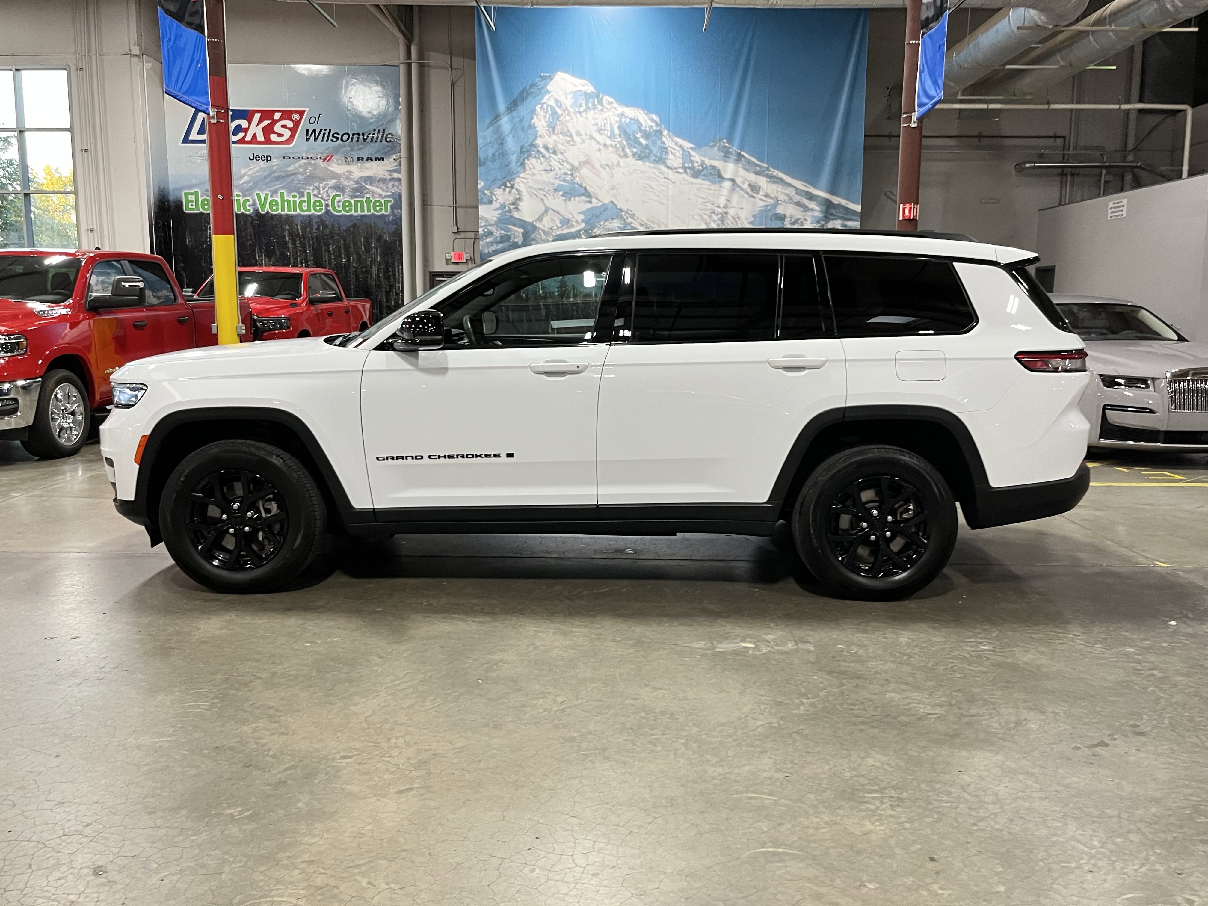 Used 2024 Jeep Grand Cherokee L Laredo image 2