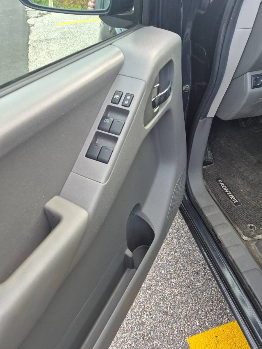 Used 2010 Nissan Frontier SE AWD/4WD image 12