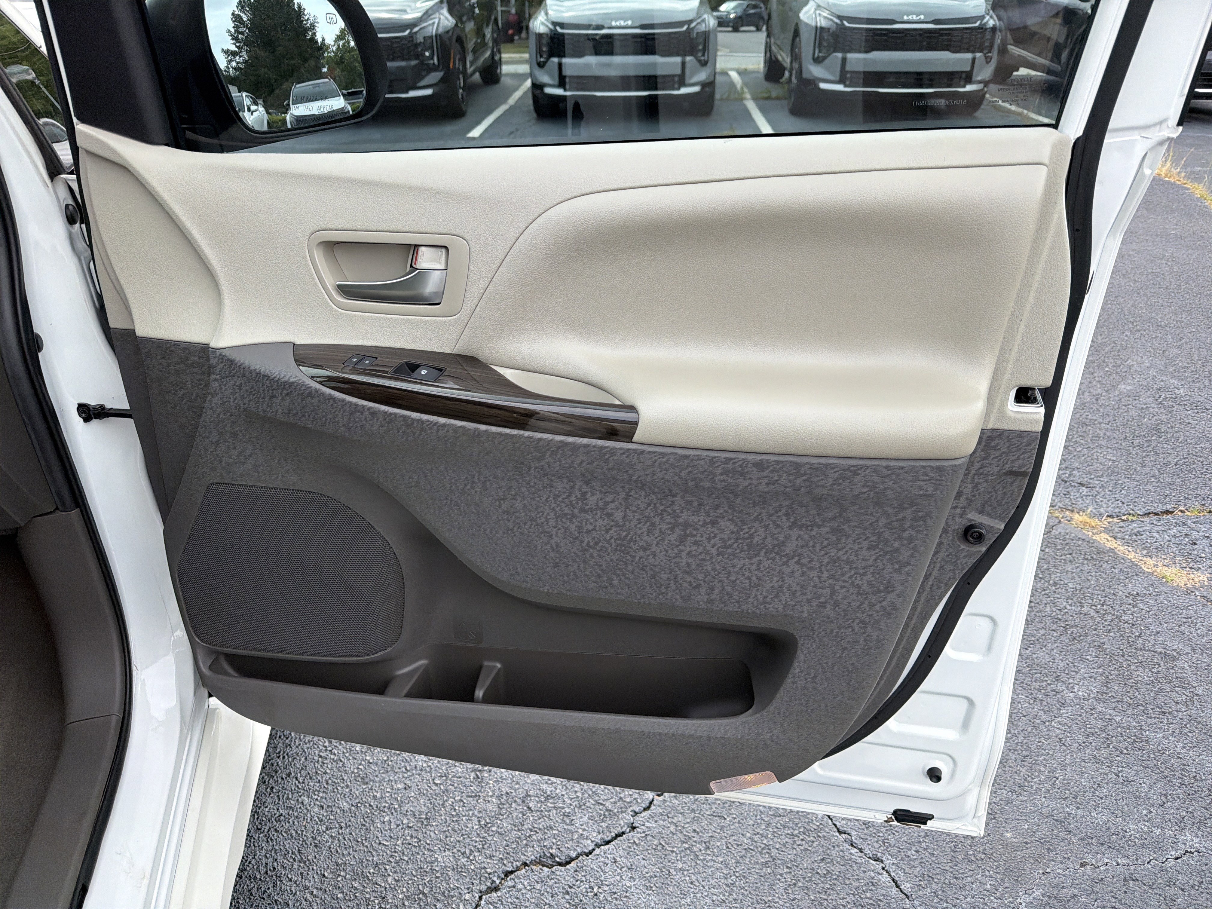 Used 2020 Toyota Sienna XLE Premium FWD image 12