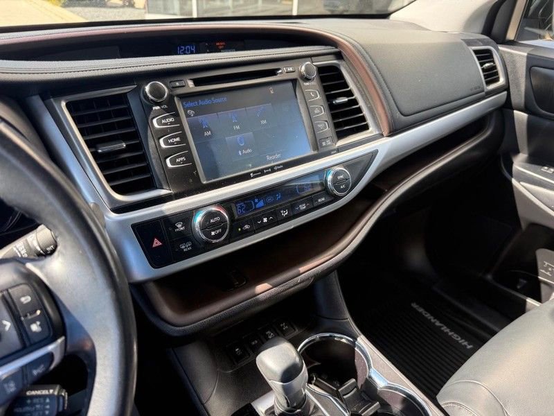 Used 2018 Toyota Highlander XLE AWD/4WD image 26