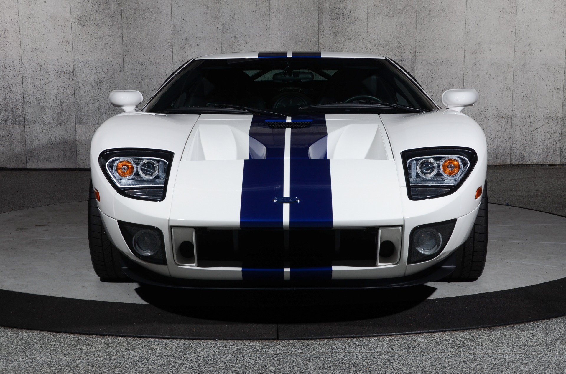 Used 2006 Ford GT RWD image 19