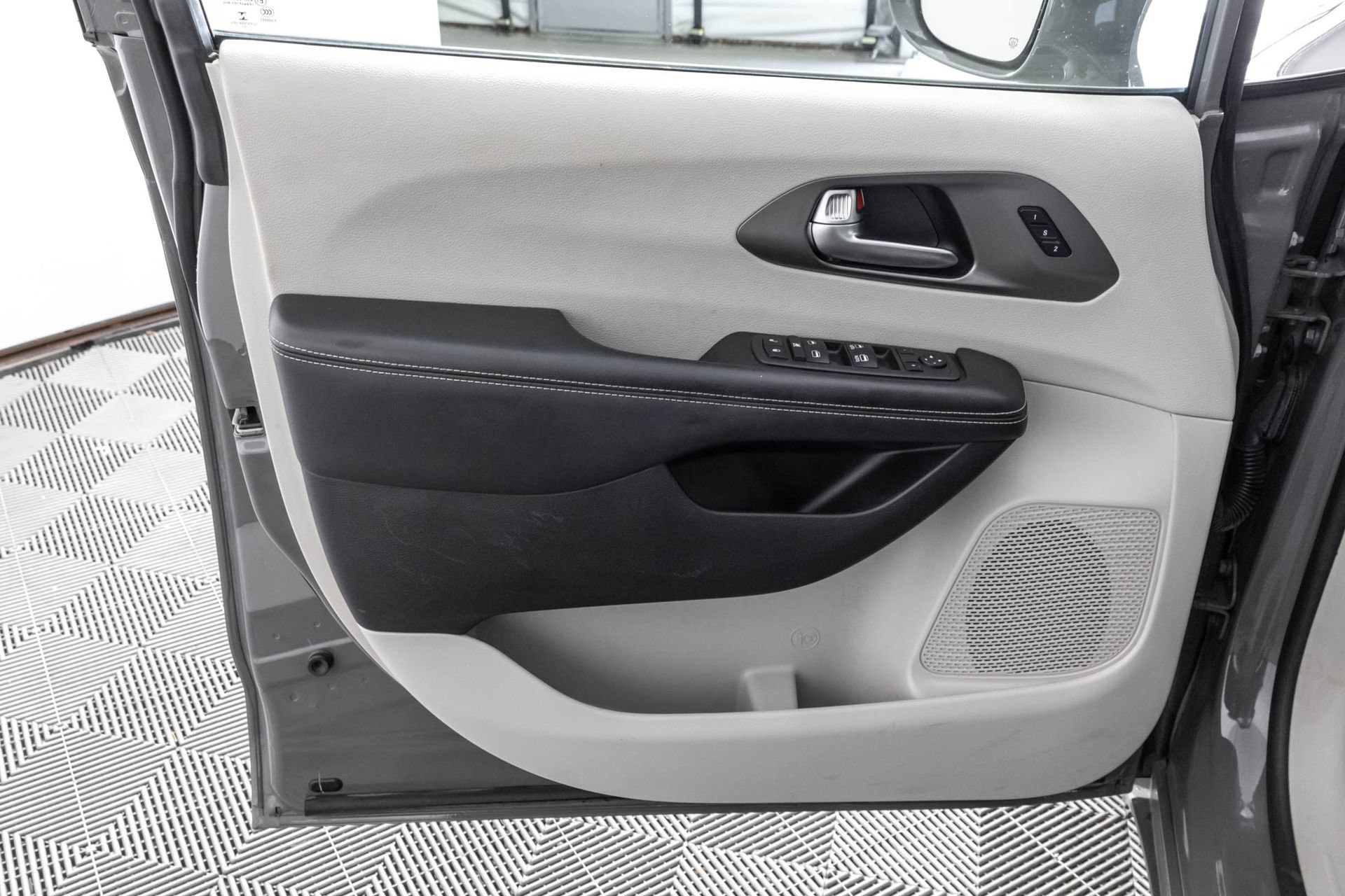 Used 2022 Chrysler Pacifica Touring-L FWD image 33
