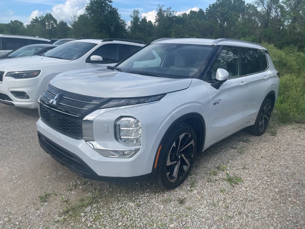 Used 2023 Mitsubishi Outlander SEL AWD/4WD image 2
