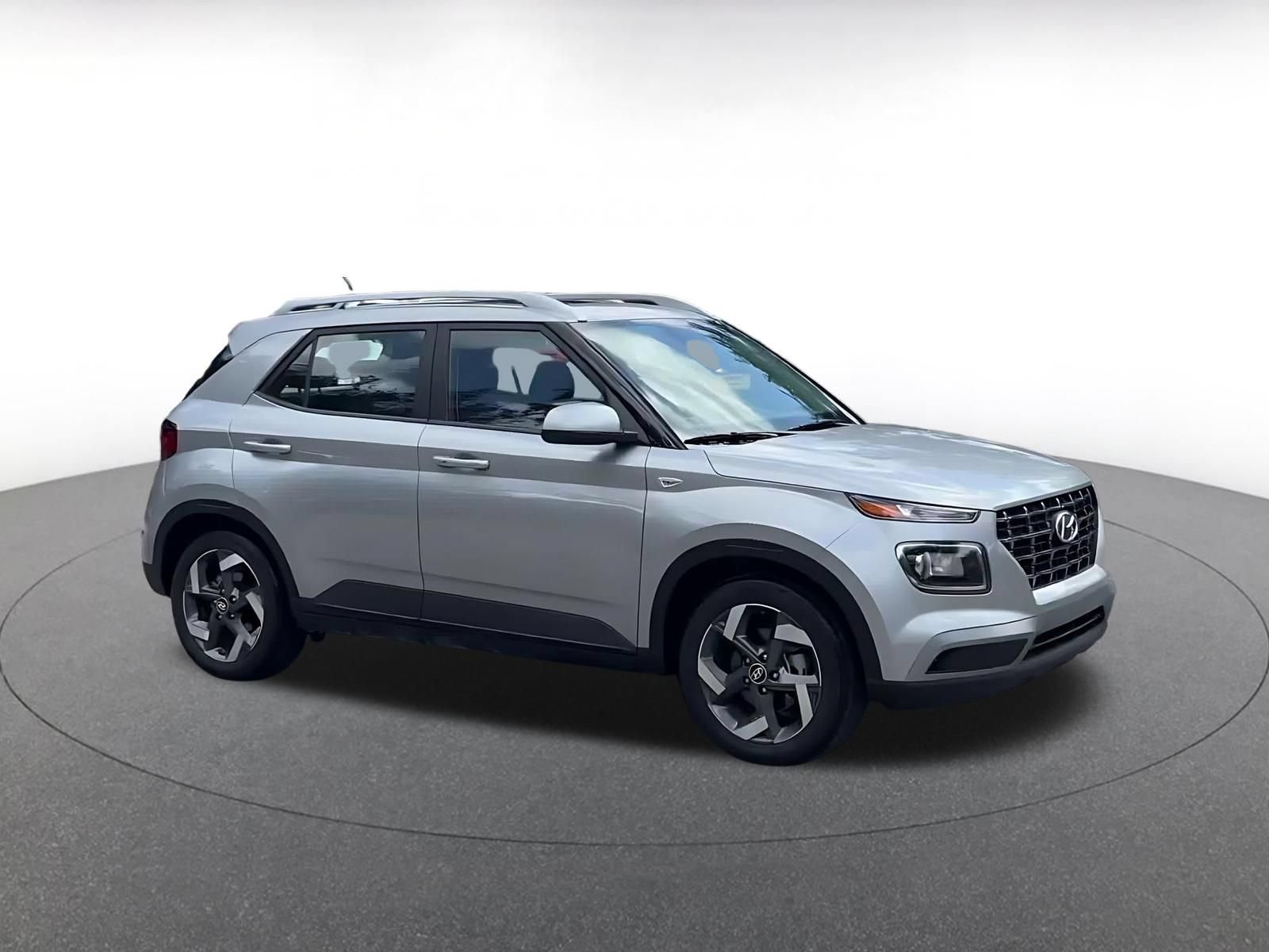 Used 2026 Hyundai Venue SEL FWD image 2