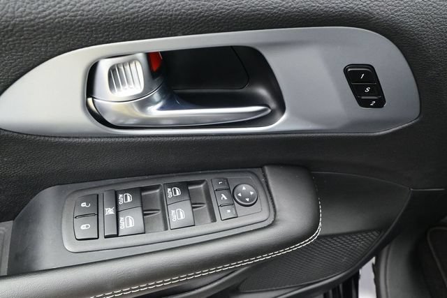 Used 2026 Chrysler Pacifica Limited FWD image 13