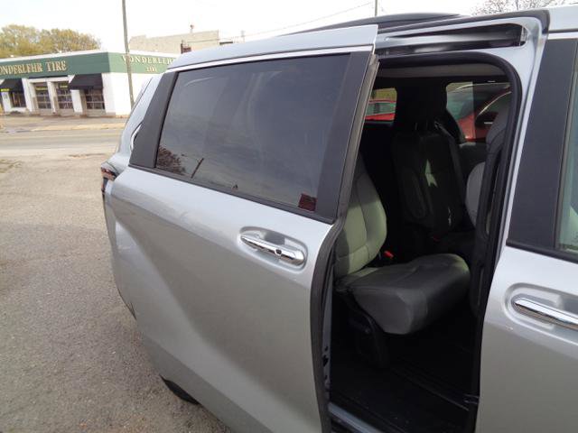 Used 2025 Toyota Sienna XLE w/ XLE Plus Package image 21