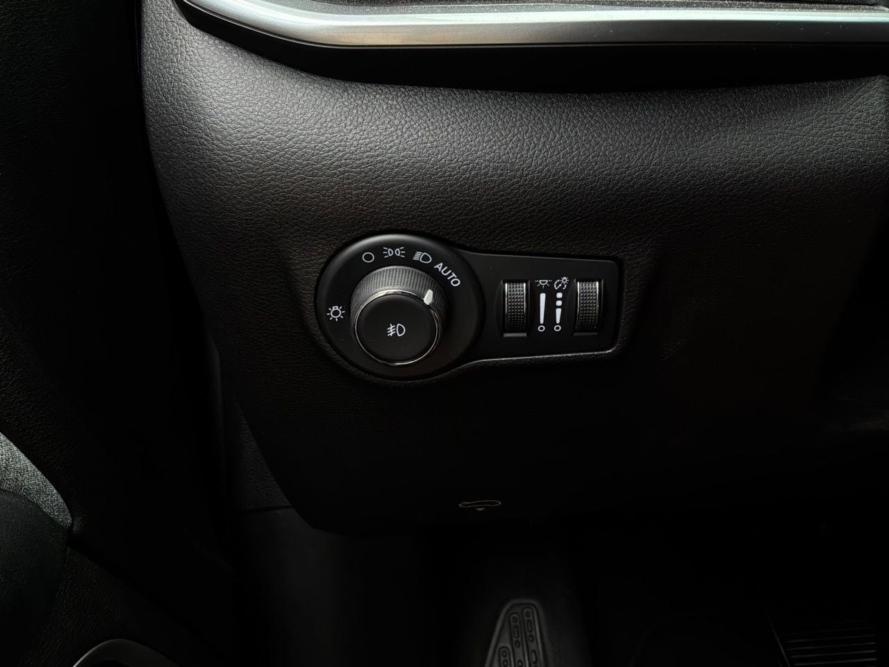 Used 2025 Jeep Compass Latitude AWD/4WD image 21