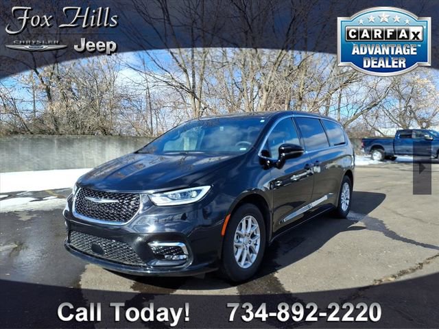 Used 2026 Chrysler Pacifica Select image 3