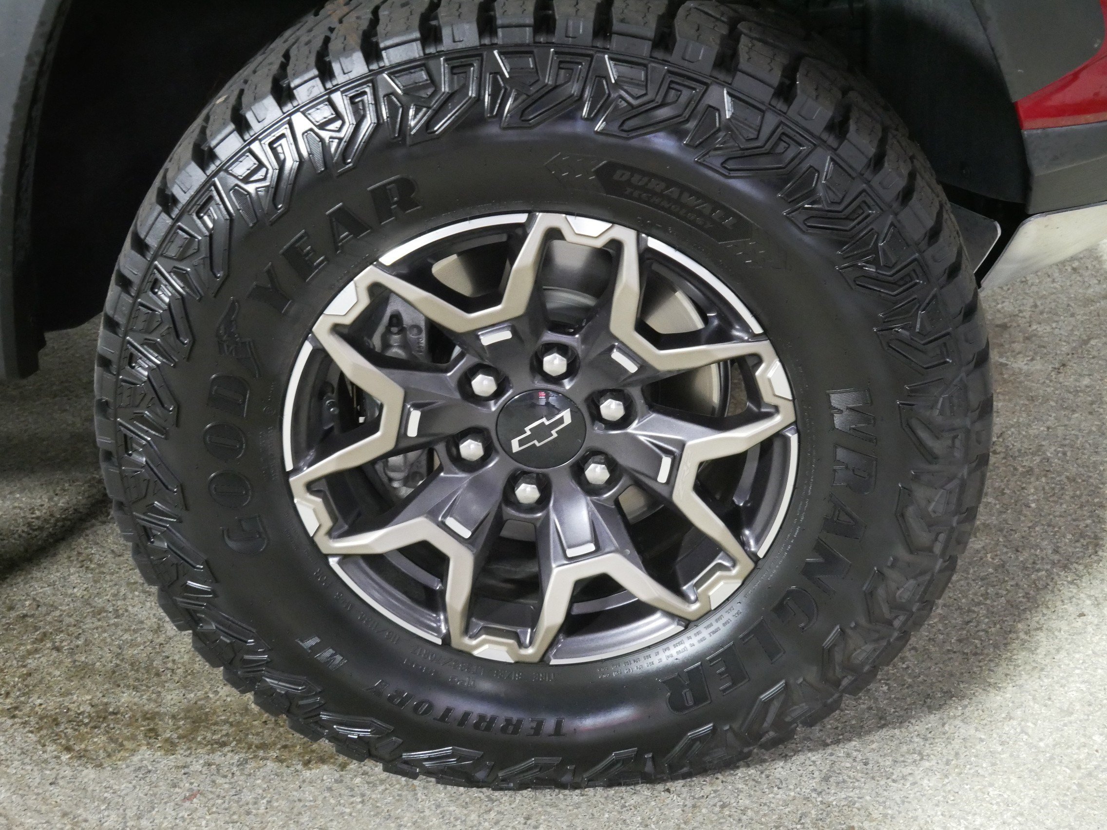 Used 2025 Chevrolet Colorado ZR2 w/ Technology Package AWD/4WD image 15