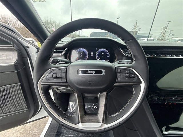 Used 2024 Jeep Grand Cherokee Limited w/ Black Appearance Package image 14