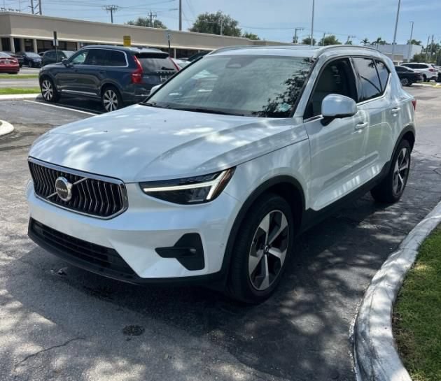 Used 2024 Volvo XC40 B5 Plus AWD/4WD image 1