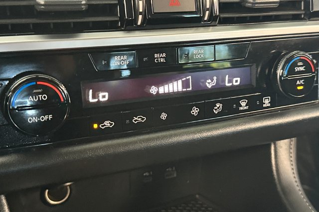 Used 2024 Nissan Pathfinder SV FWD image 24