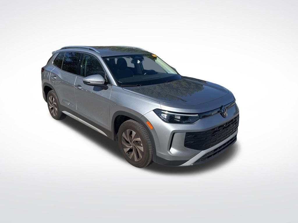 Used 2025 Volkswagen Tiguan S image 3