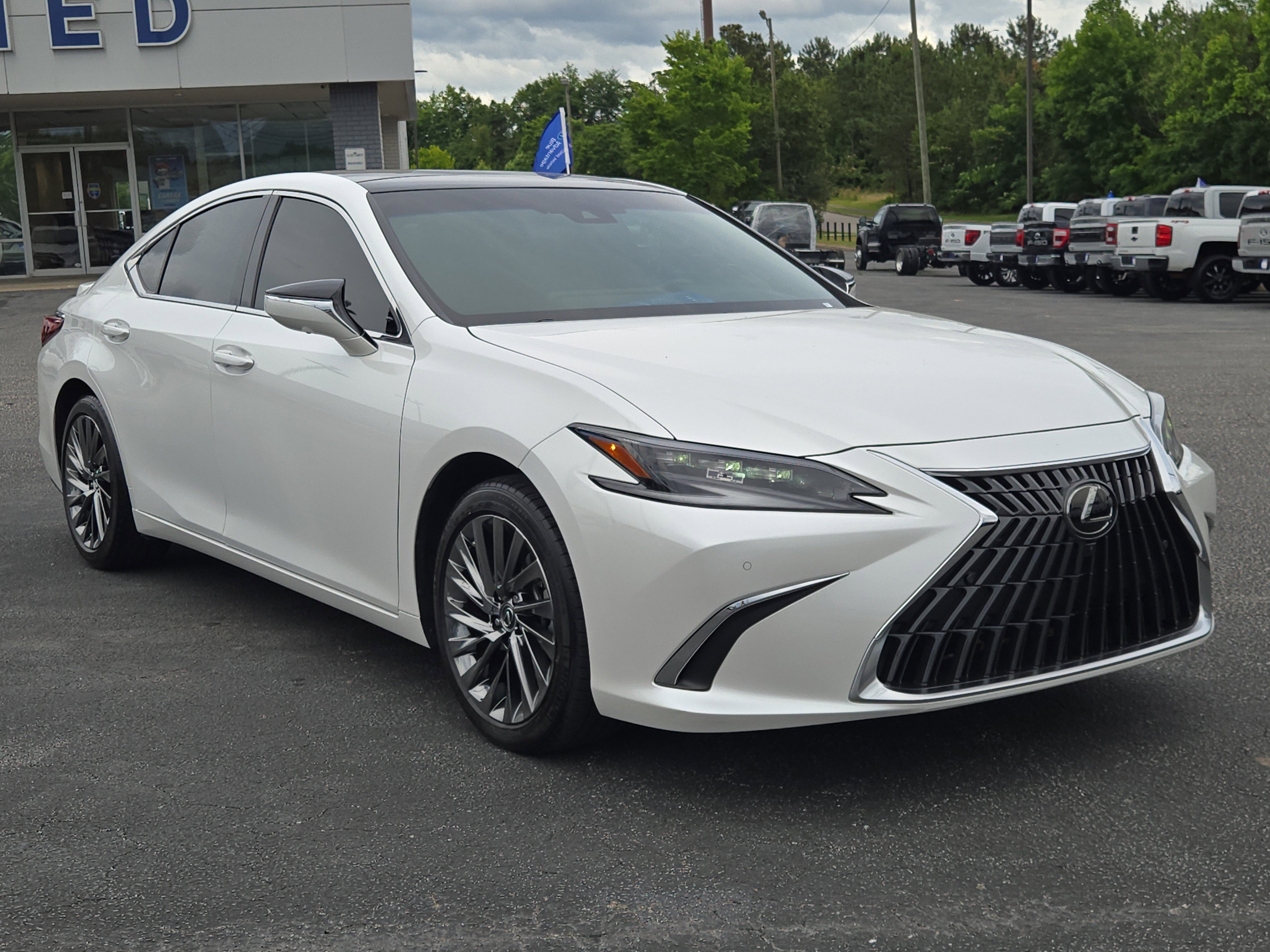 Used 2024 Lexus ES 350 Ultra Luxury w/ Accessory Package (Z2) FWD image 4