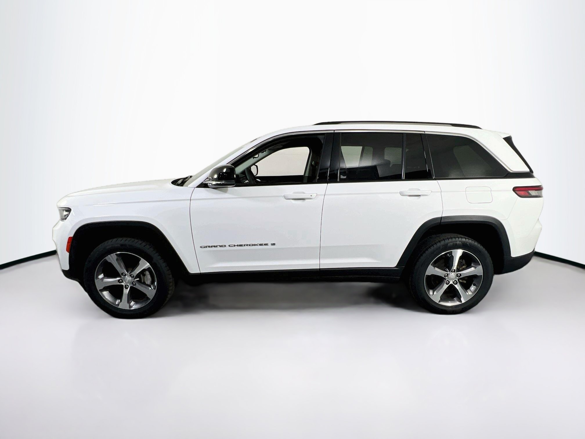 Used 2023 Jeep Grand Cherokee Limited AWD/4WD image 8