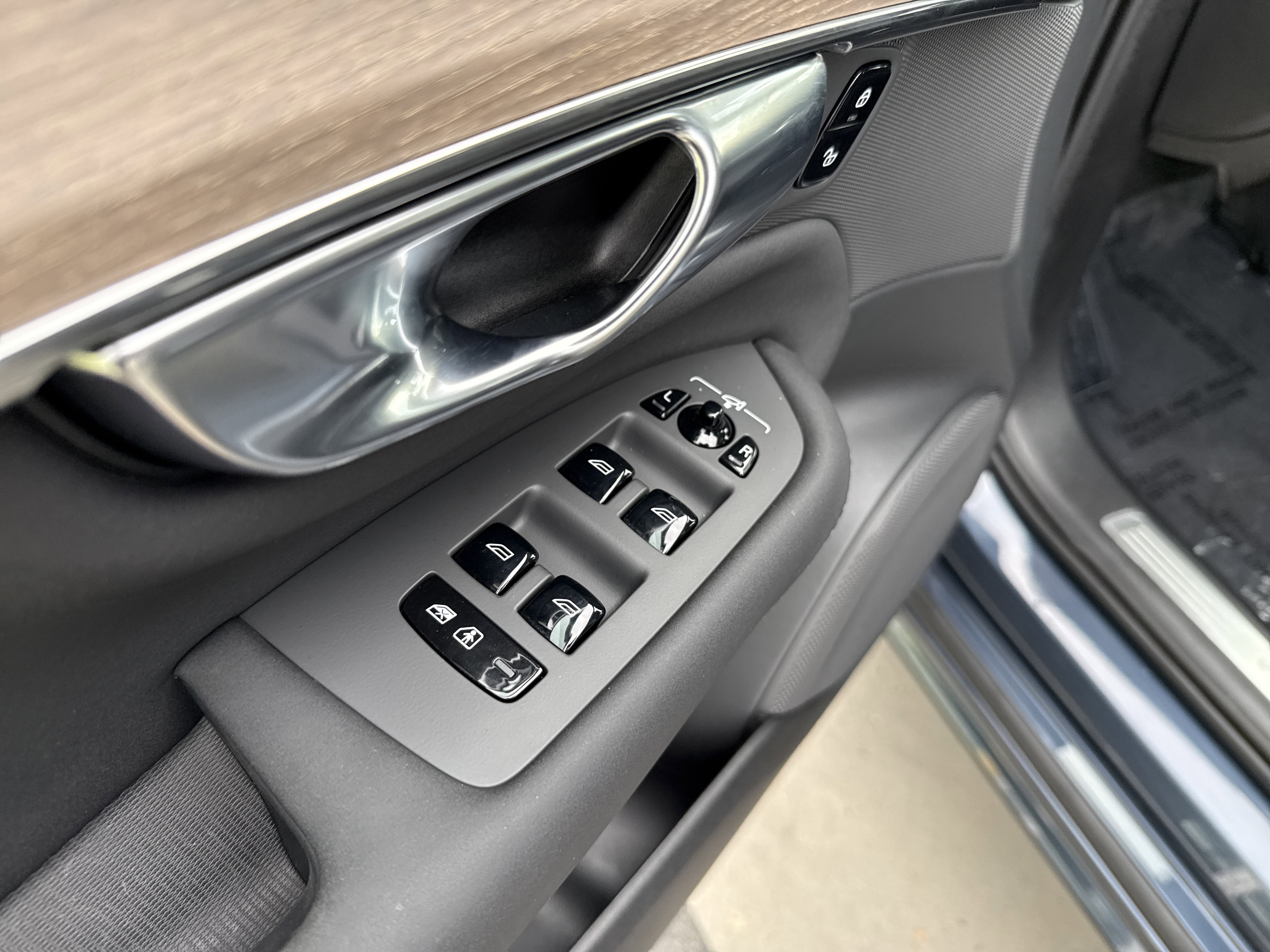 Used 2025 Volvo XC90 B6 Plus image 15