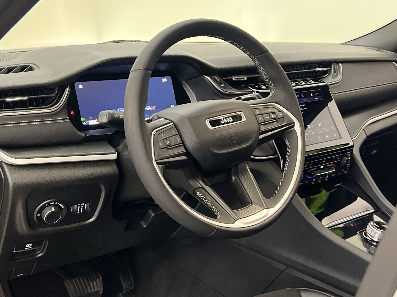 Used 2024 Jeep Grand Cherokee L Laredo image 14