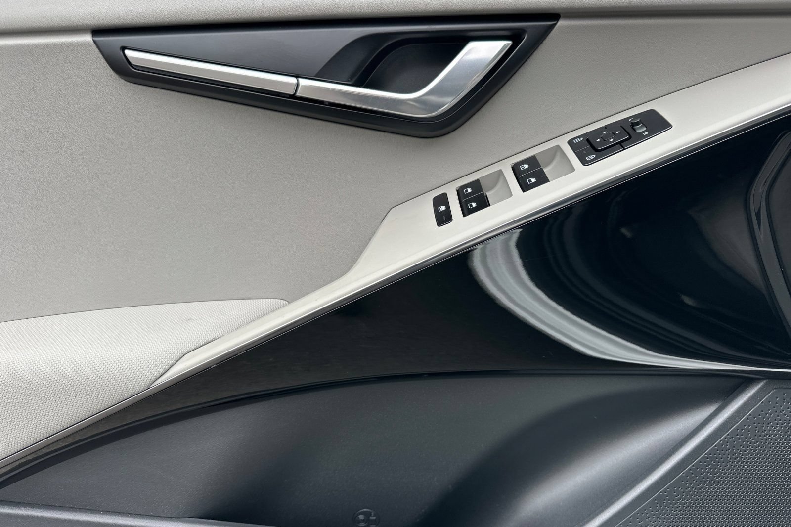 Certified 2023 Kia Niro Wind w/ Wind Preserve Package FWD image 11