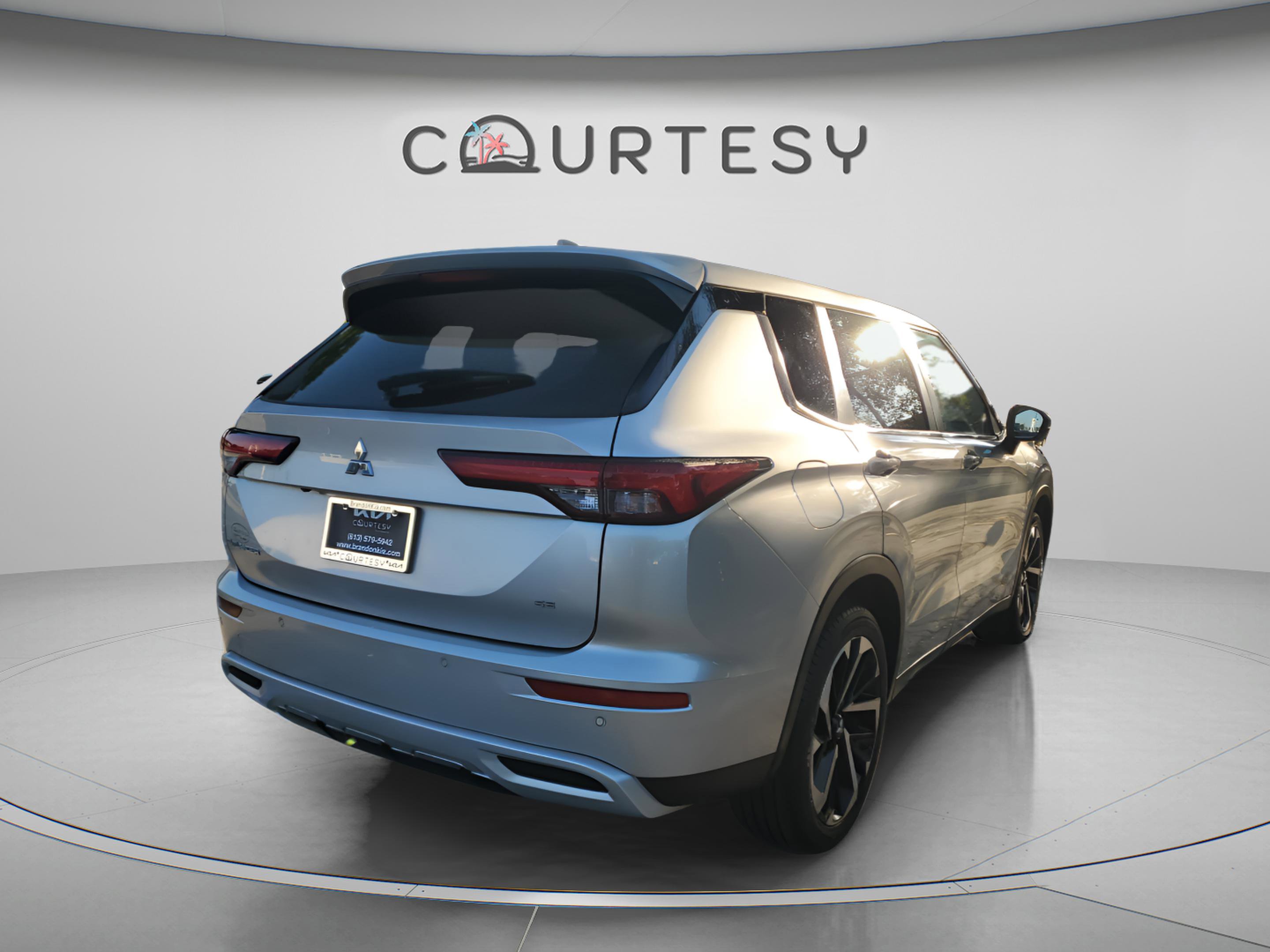 Used 2022 Mitsubishi Outlander SE image 3