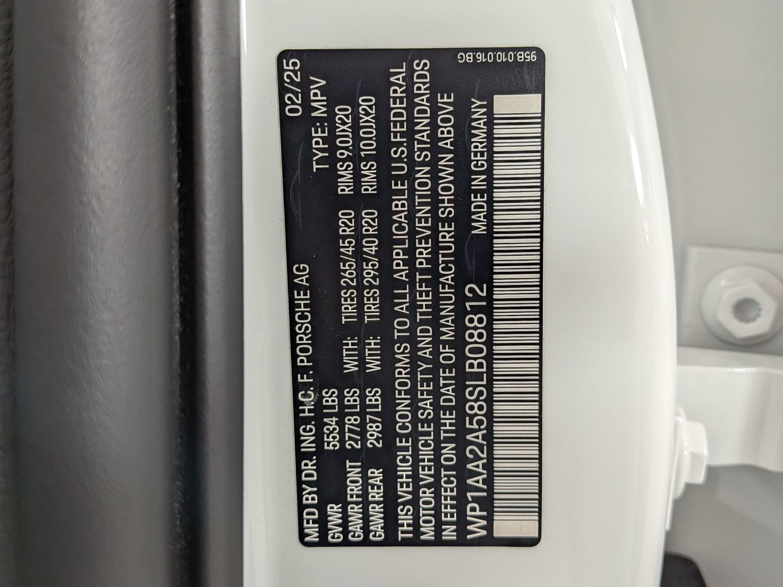 Certified 2025 Porsche Macan Turbo AWD/4WD image 29