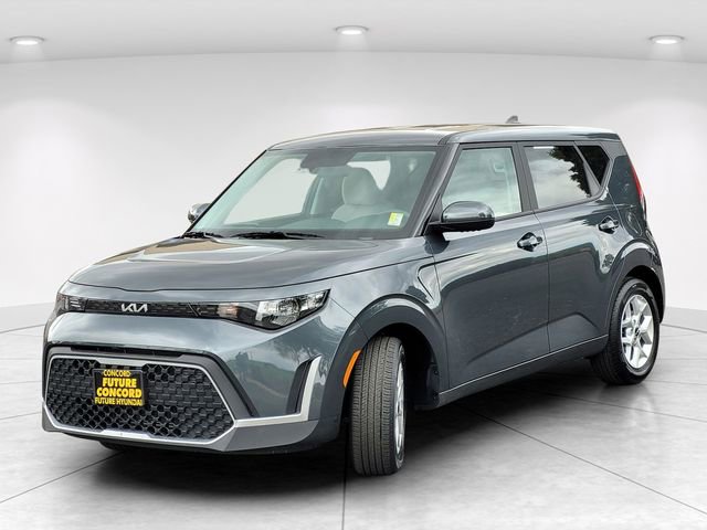 Used 2025 Kia Soul LX FWD image 2