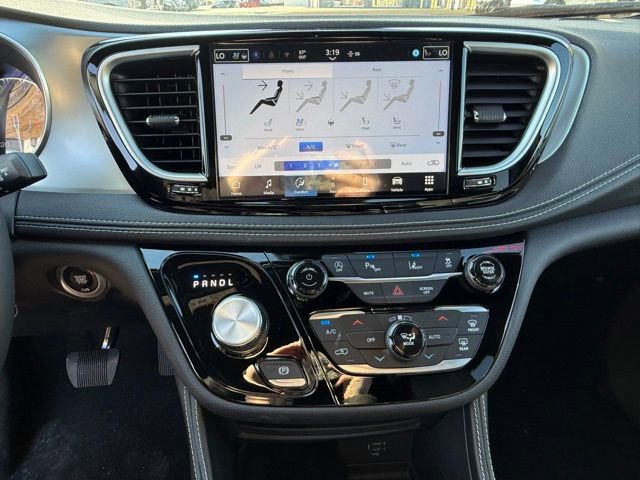 New 2026 Chrysler Pacifica Limited image 19