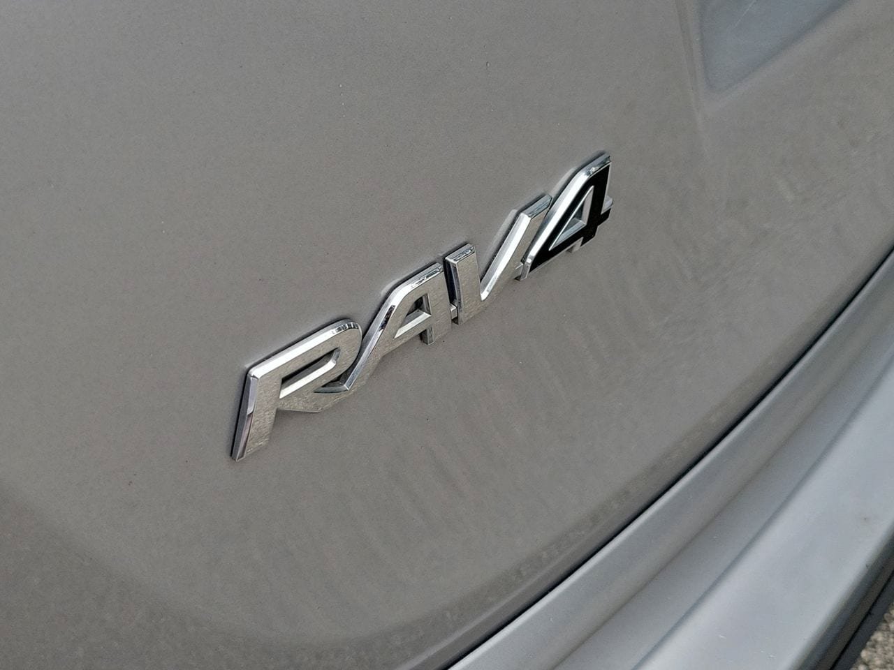 Used 2017 Toyota RAV4 LE FWD image 6