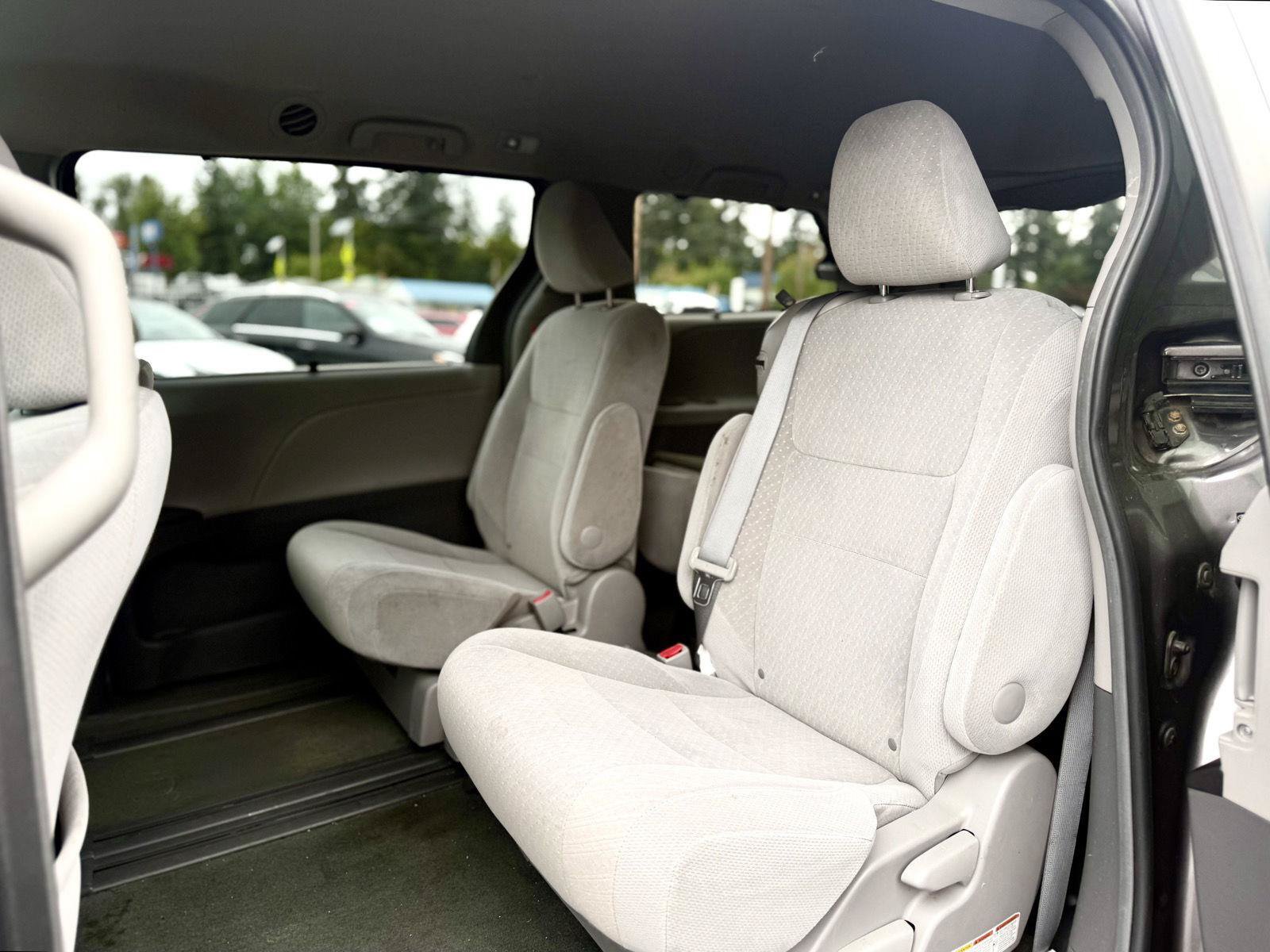 Used 2015 Toyota Sienna LE FWD image 15