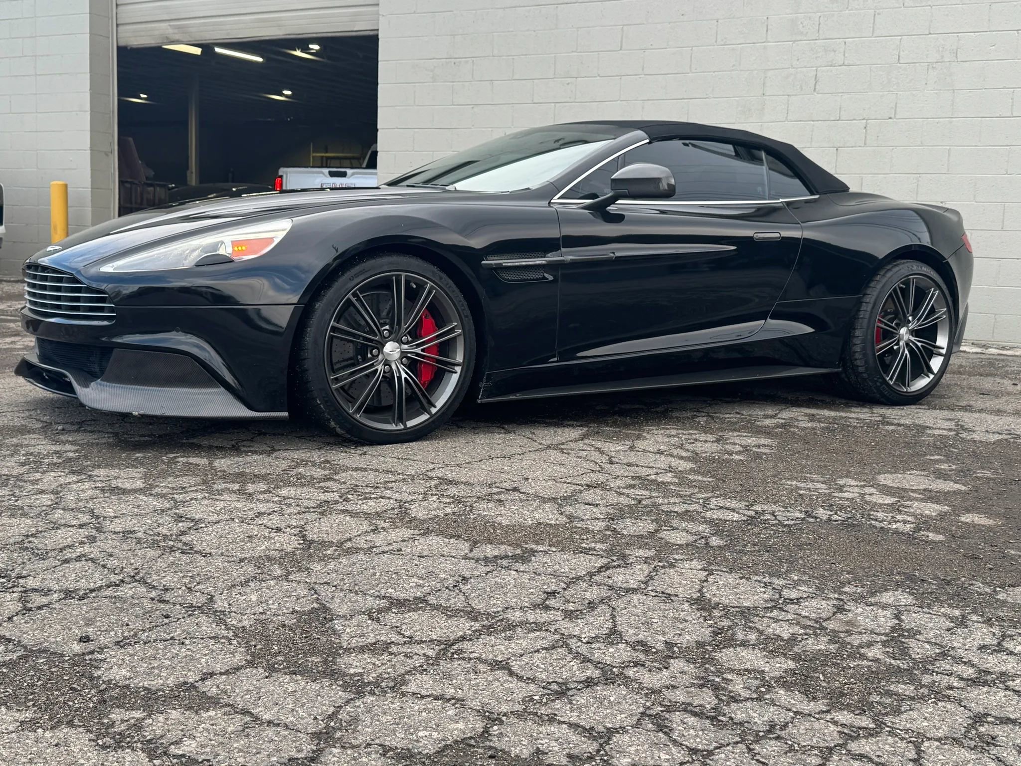 Used 2014 Aston Martin Vanquish Volante RWD image 4