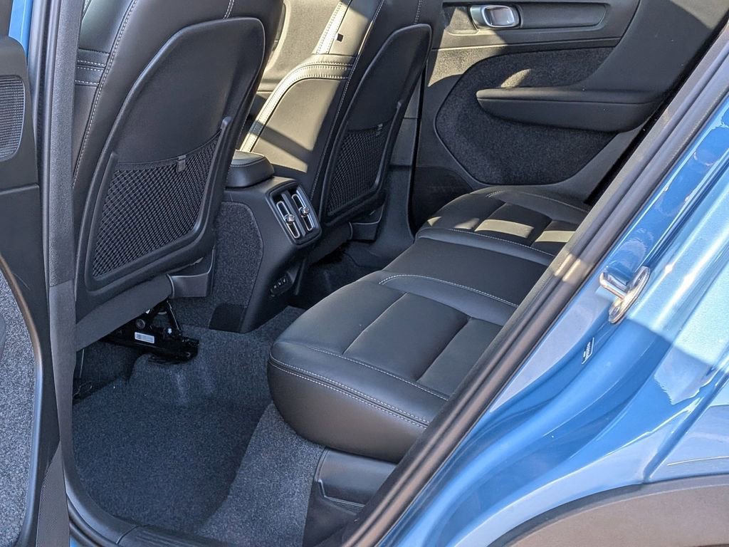 Used 2025 Volvo XC40 B5 Plus image 18