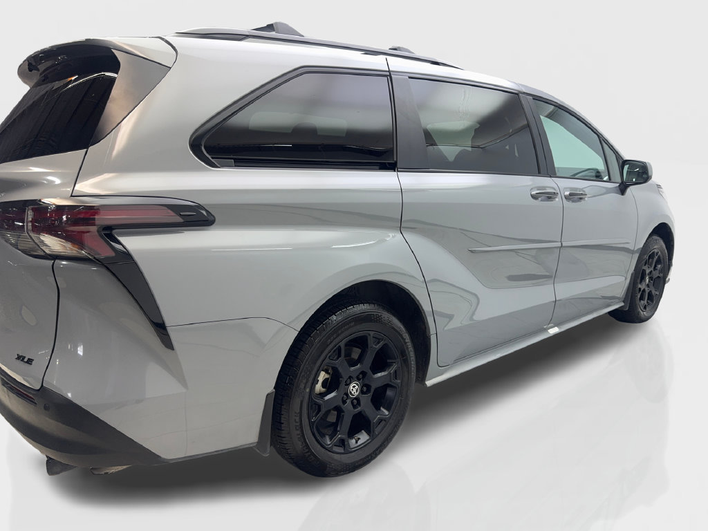 Used 2025 Toyota Sienna XLE Woodland Edition AWD/4WD image 15