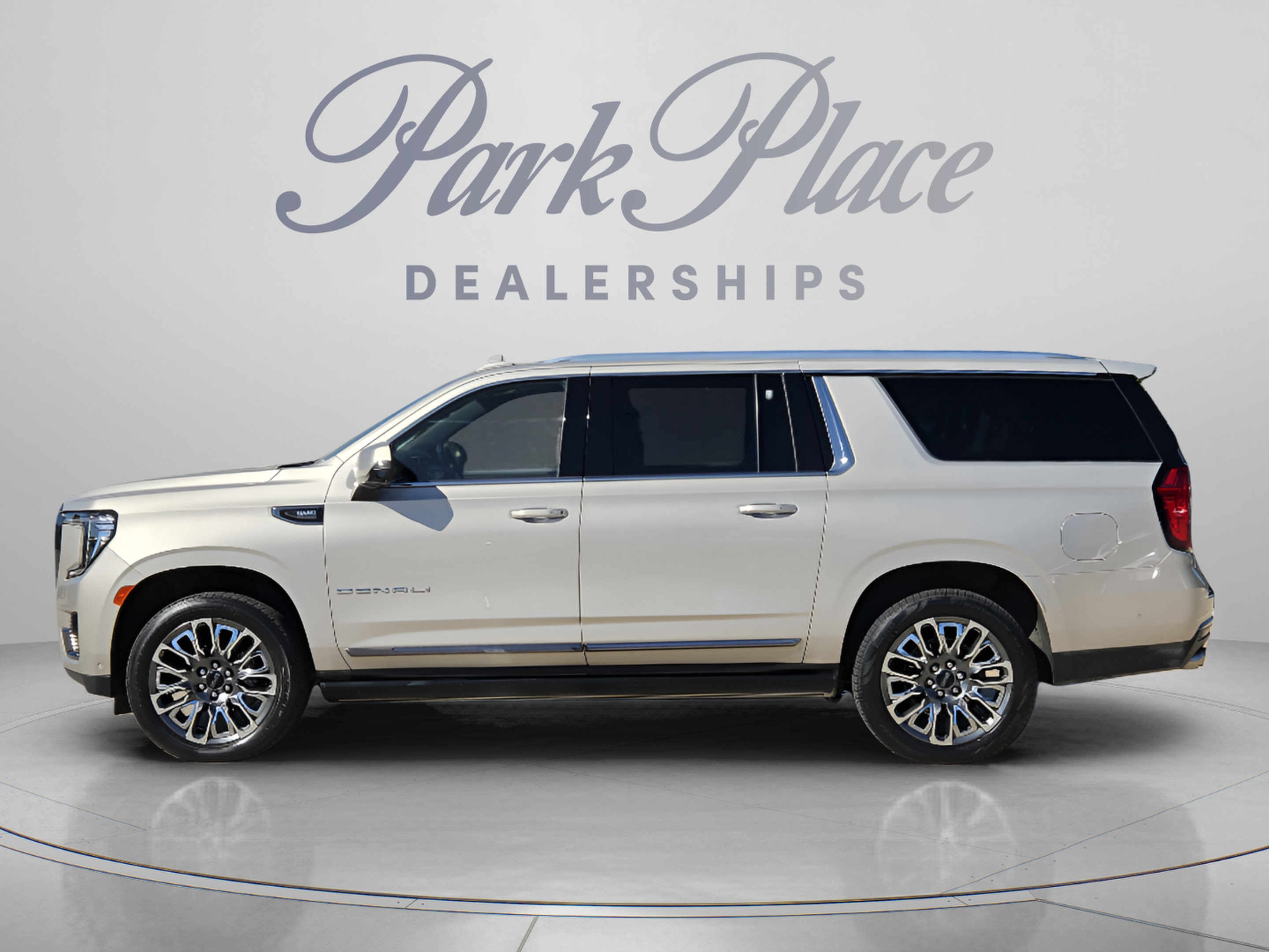 Used 2024 GMC Yukon XL Denali Ultimate AWD/4WD image 2