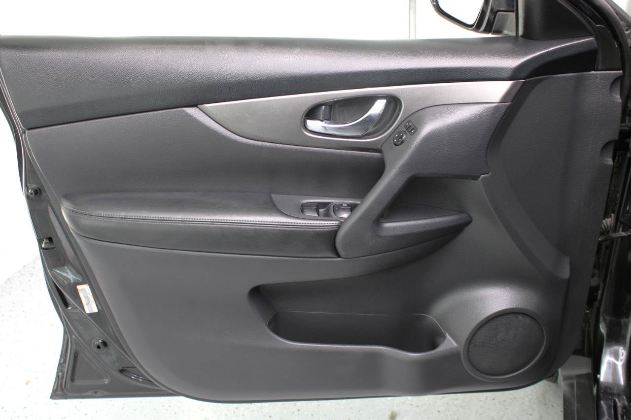 Used 2016 Nissan Rogue SV FWD image 34