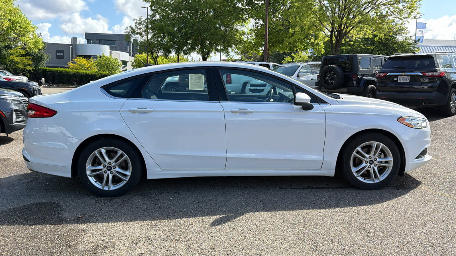 Used 2018 Ford Fusion SE w/ Fusion SE Technology Package FWD image 4