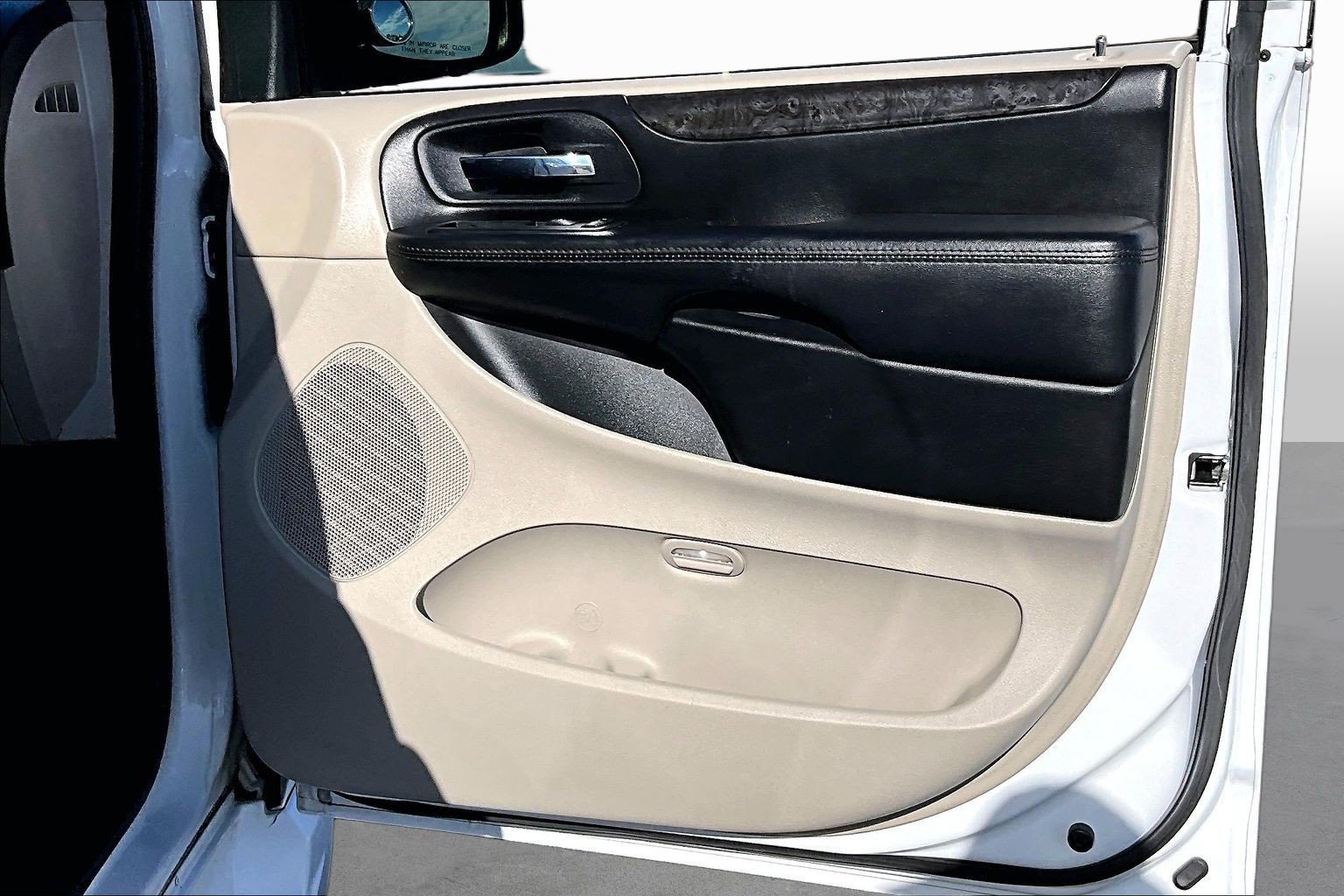 Used 2015 Dodge Grand Caravan SXT FWD image 18