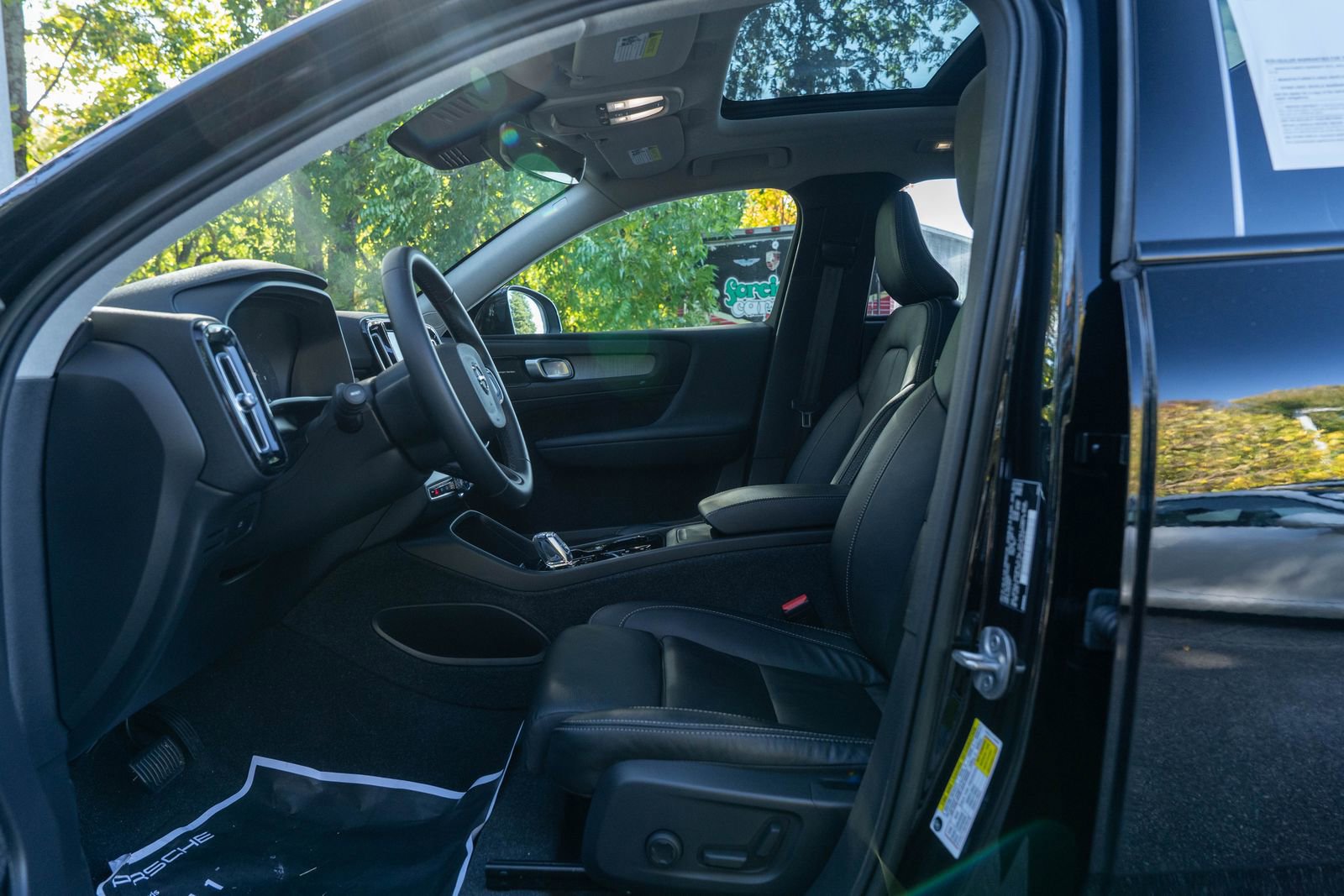 Used 2024 Volvo XC40 B5 Ultimate w/ Protection Package Premier image 19