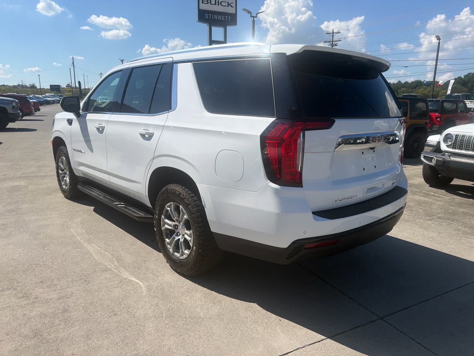 Used 2022 GMC Yukon SLE AWD/4WD image 7