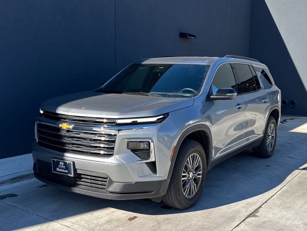 Used 2024 Chevrolet Traverse LT image 1