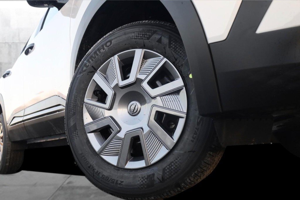 New 2026 Nissan Kicks S FWD image 3
