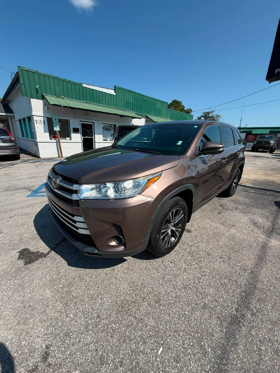 Used 2019 Toyota Highlander LE AWD/4WD image 3