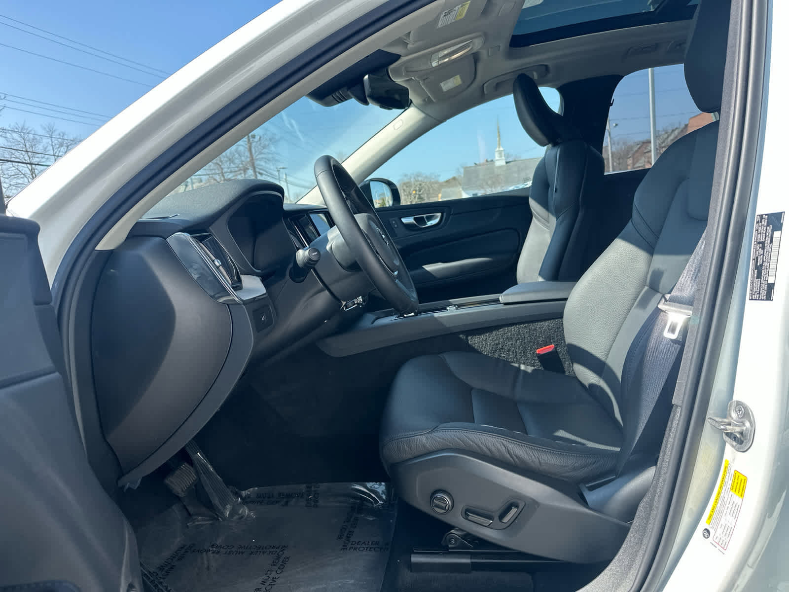 Used 2025 Volvo XC60 B5 Plus image 17